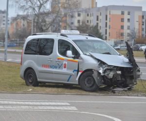Wypadek na Gocławiu. Mężczyzna uwięziony w aucie! 