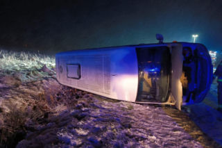 Groźny wypadek pod Zduńską Wolą. Bus wpadł do rowu. Cztery osoby w szpitalu [ZDJĘCIA]