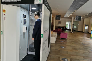 Kabina do dezynfekcji polskiego startupu - rozwiązanie do budynków komercyjnych i użyteczności publicznej