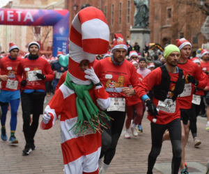 23. Festiwal Biegów Świętych Mikołajów w Toruniu. Zdjęcia ze starówki