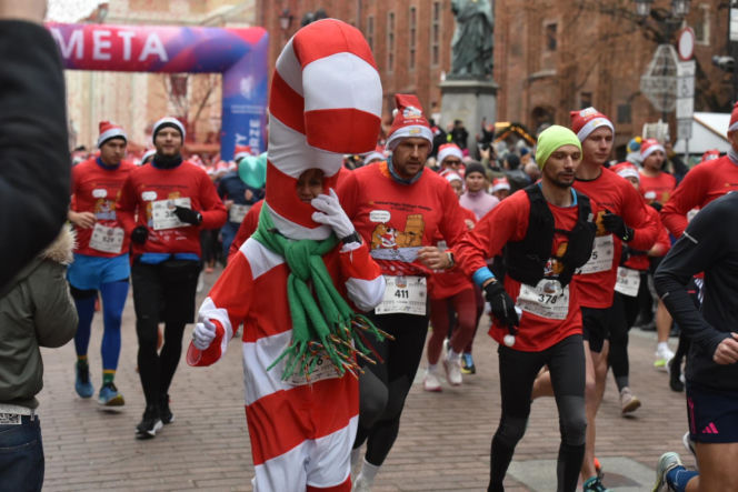 23. Festiwal Biegów Świętych Mikołajów w Toruniu. Zdjęcia ze starówki