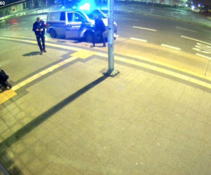 Dwaj rozjuszeni wandale, w tym jeden PÓŁNAGI, zrobili TO w środku nocy w centrum Kielc!