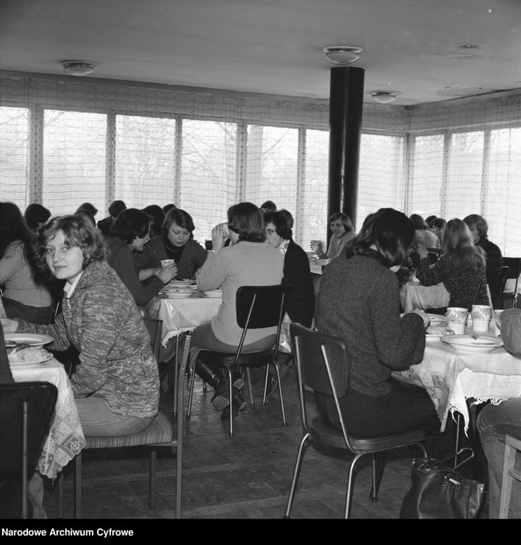 Studenci na stołówce uczelni. 1978