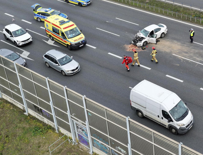 Potężna kraksa na S2. Ranne dwie osoby, w tym żołnierz
