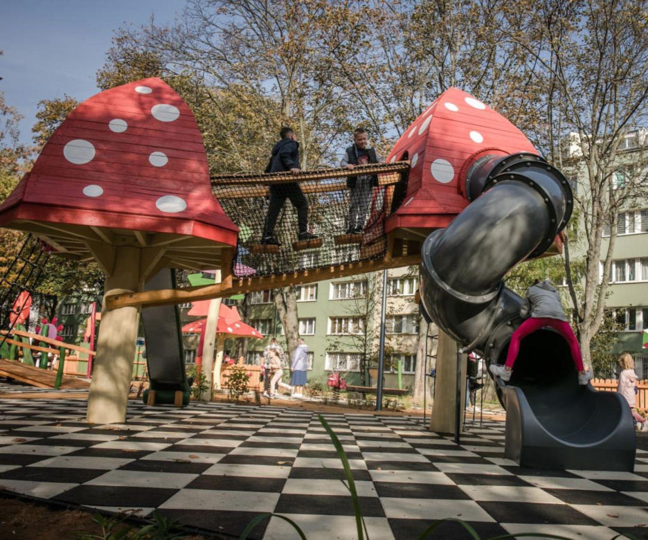 Plac zabaw Alicji w Krainie Czarów (ul. Frygijska 68b)