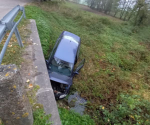 Szczybały Orłowskie. Chciał skręcić w lewo, skręcił w prawo. Auto wylądowało w przydrożnym rowie [ZDJĘCIA]