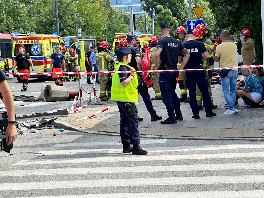 Wypadek na Mokotowie. Auto dachowało i wpadło w grupę ludzi! Są ciężko ranni