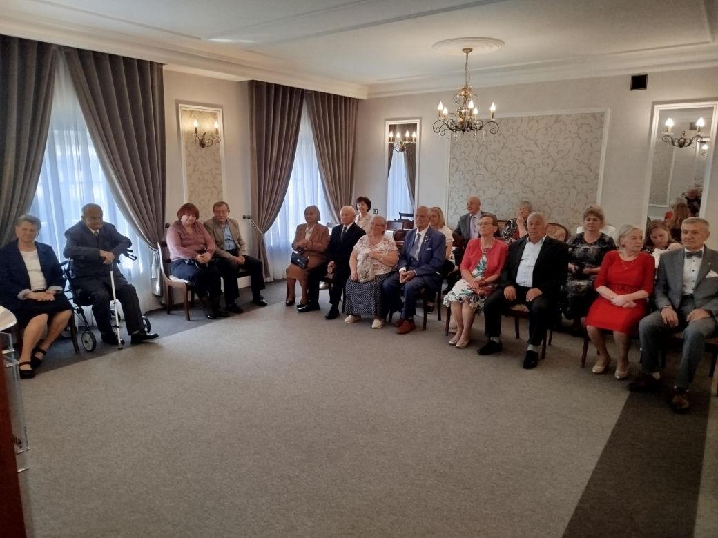 Pamiątkowe medale, legitymacje i kwiaty z okazji 50-lecia pożycia małżeńskiego odebrało w Siedlcach osiem par