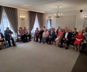 Pamiątkowe medale, legitymacje i kwiaty z okazji 50-lecia pożycia małżeńskiego odebrało w Siedlcach osiem par
