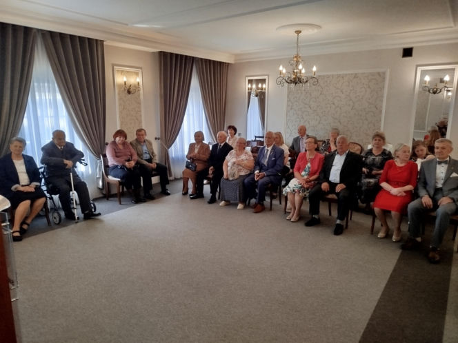 Pamiątkowe medale, legitymacje i kwiaty z okazji 50-lecia pożycia małżeńskiego odebrało w Siedlcach osiem par