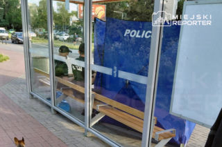 96-latek zmarł na przystanku autobusowym w Warszawie. Upadł i uderzył głową o ławkę