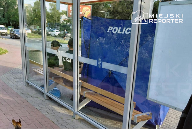 96-latek zmarł na przystanku autobusowym w Warszawie. Upadł i uderzył głową o ławkę