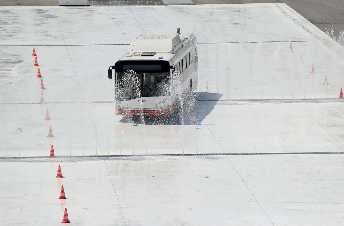 Pachołki latały jak kręgle. Tak wyglądały mistrzostwa kierowców autobusów 