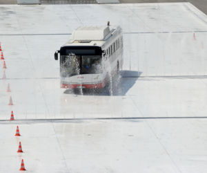 Pachołki latały jak kręgle. Tak wyglądały mistrzostwa kierowców autobusów 