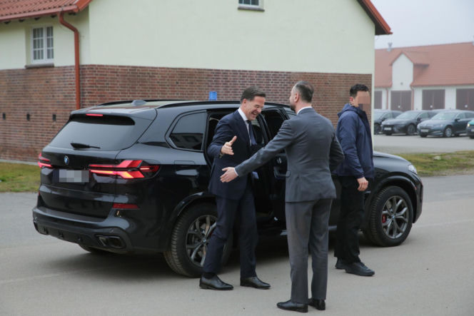 Szef NATO na mazurskim poligonie. Mark Rutte ostrzegł Putina: „Jesteśmy zjednoczeni i gotowi