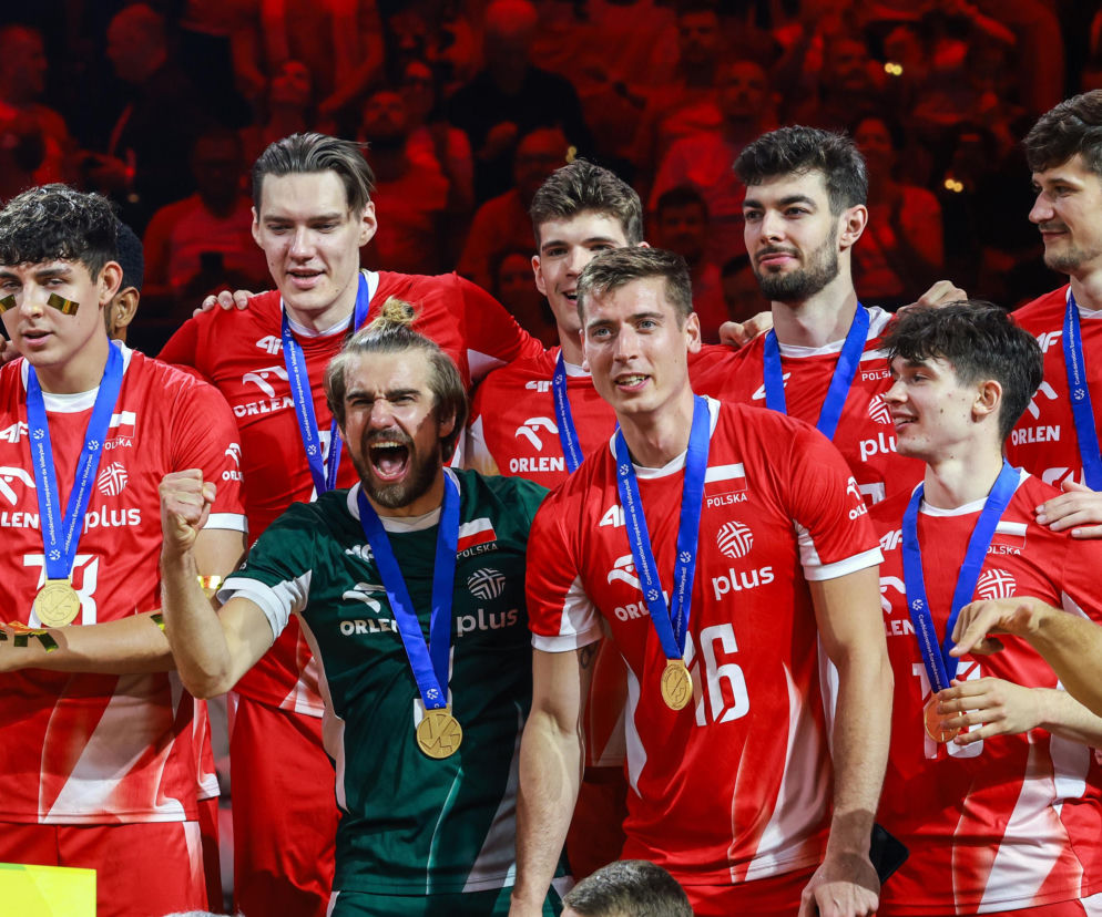 Radośni polscy siatkarze w medalach celebrują mistrzostwo Europy. O specjalnej nagrodzie finansowej przeczytasz na SE Supersport.