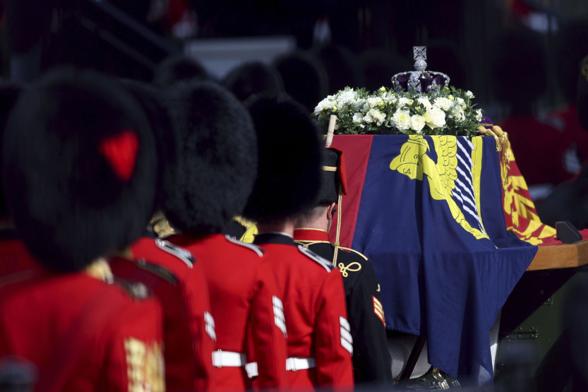 Najpiękniejsza korona Elżbiety II spoczęła na trumnie. Brytyjska korona państwowa na pogrzebie monarchini