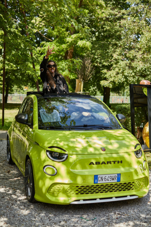Michał Szpak jeździ elektrycznym Abarth 500e