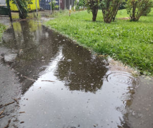 Gwałtowna burza w Warszawie. Ulicami płyną rzeki