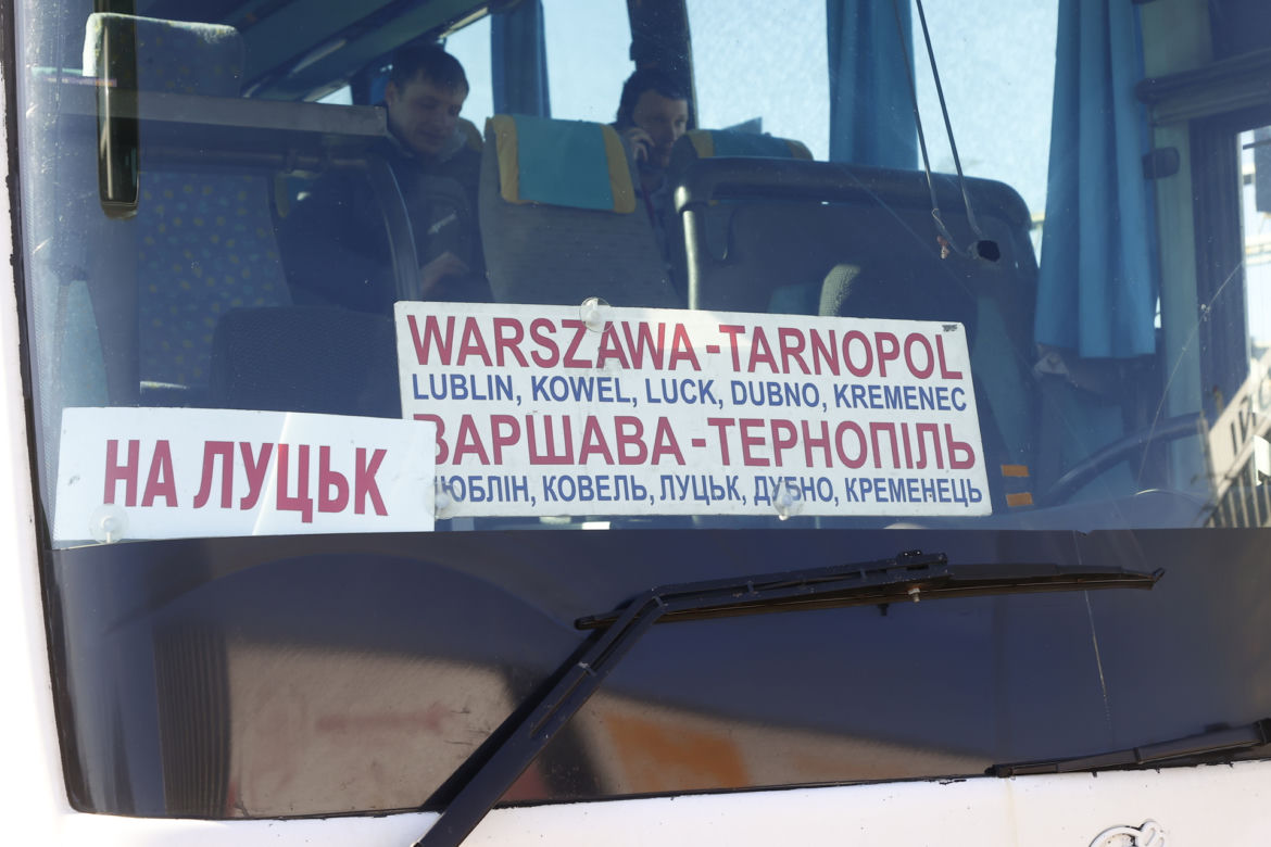Wojna na Ukrainie. Ukraińcy wracają do bliskich