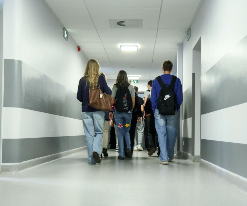 uczniowie na korytarzu