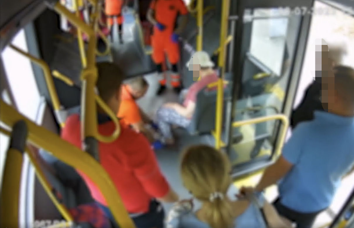 Weszła do autobusu i zaczęła mocno krwawić. Na pomoc starszej kobiecie rzucił się kierowca