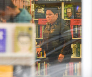  Powabna Dorota Wellman w obcisłej skórze pędzi na zakupy. PAPARAZZI 