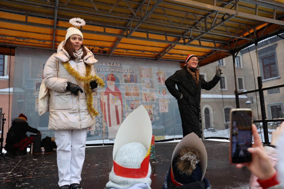 Orszak Świętego Mikołaja 2023 przeszedł przez Lublin. Było śnieżnie i radośnie! 