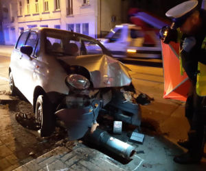 Łódź. 45-latek zginął na Zgierskiej w Boże Ciało! Jego daewoo matiz rozbił się o latarnię [ZDJĘCIA]
