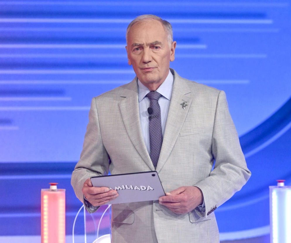 Karol Strasburger trzyma tabliczkę z napisem Familiada. O kultowych sucharach prowadzącego przeczytasz na Eska.