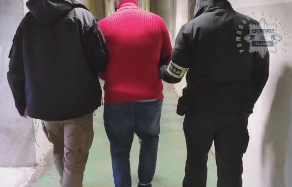 Rzucił się z nożem na swych rodziców i podziurawił ich jak sito. Złapali go w Warszawie