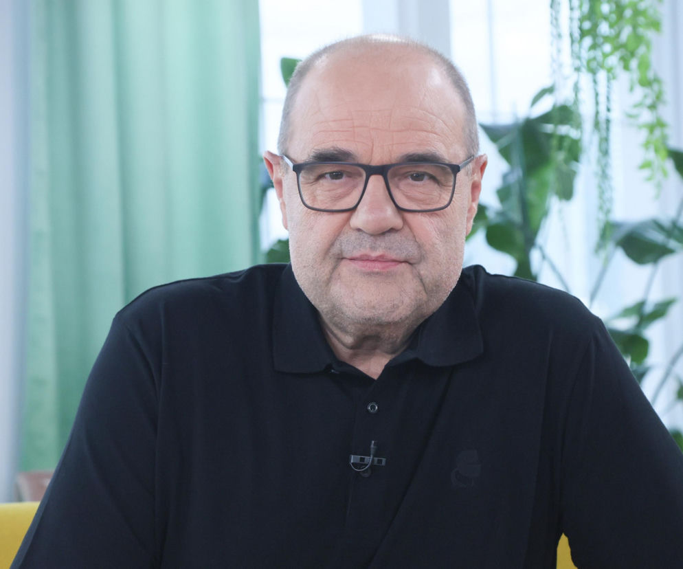 Aktor Cezary Żak w czarnej koszulce i okularach. O jego niskiej emeryturze przeczytasz na SE.