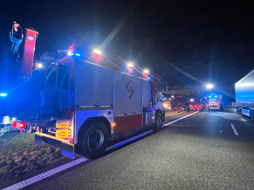 Śmiertelny wypadek na A1 pod Zgierzem. Zderzyły się trzy pojazdy, w tym dwa tiry [ZDJĘCIA].