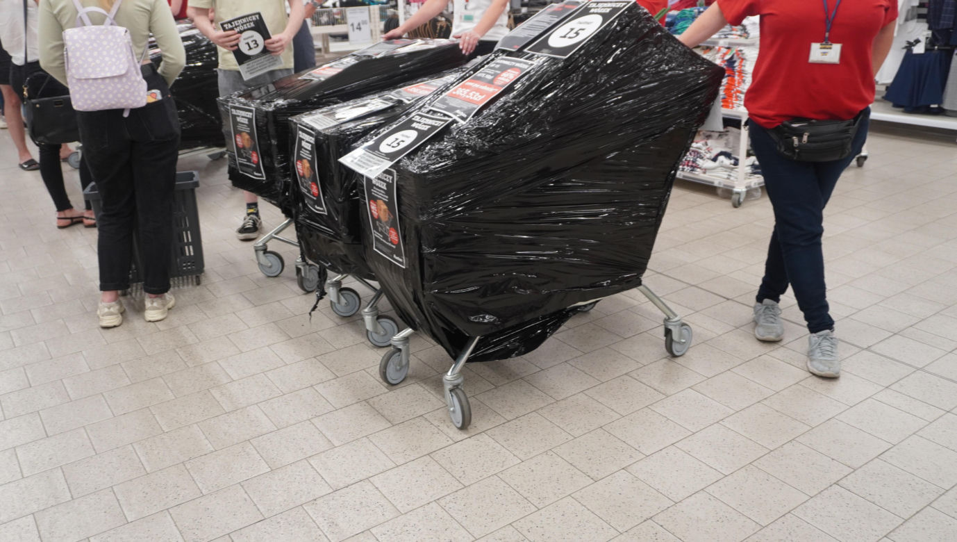 Tajemnicze wózki w Auchan w Olsztynie. Sprawdziliśmy, co było w środku. Zobacz zdjęcia!
