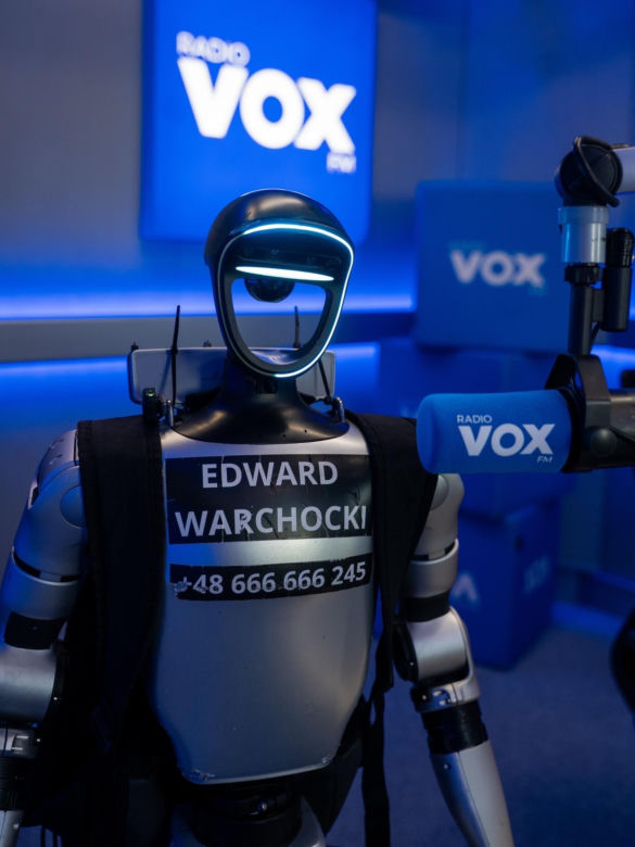 Robot Edward w VOX FM