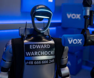 Robot Edward w VOX FM