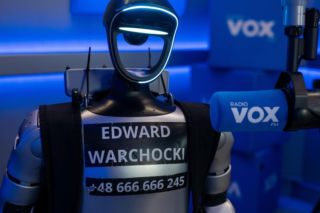 Robot Edward w VOX FM