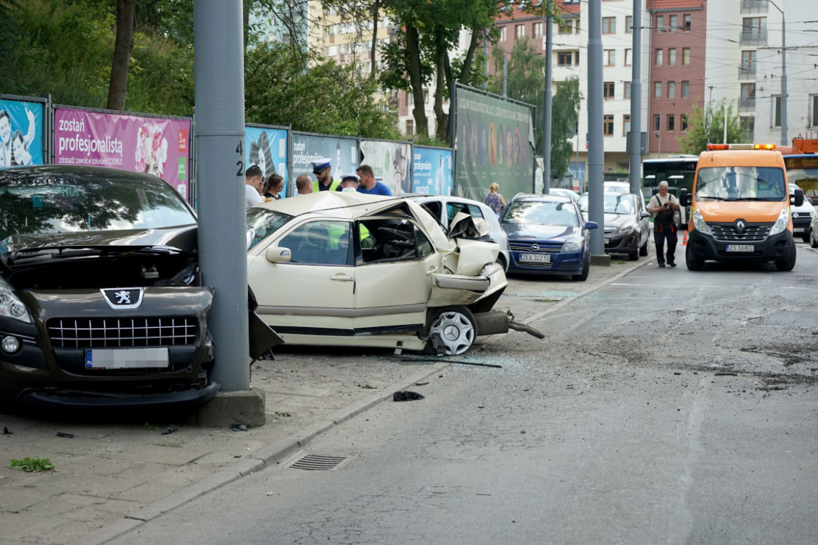 Tramwaj wykoleił się i zmiażdżył zaparkowane samochody