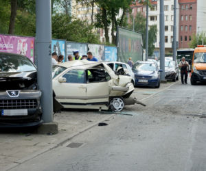 Tramwaj wykoleił się i zmiażdżył zaparkowane samochody