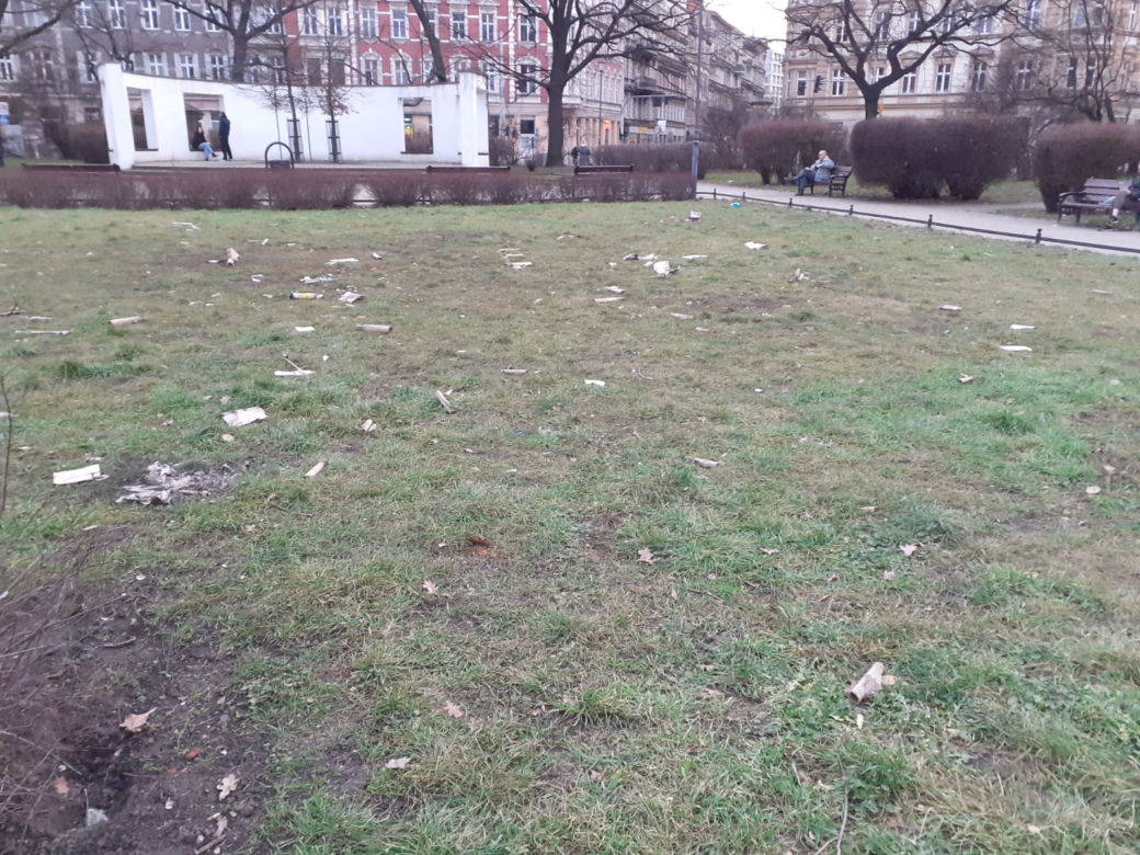 Zaśmiecony Wrocław po Sylwestrze. Na skwerach porozrzucane opakowania po fajerwerkach i petardach [ZDJĘCIA]