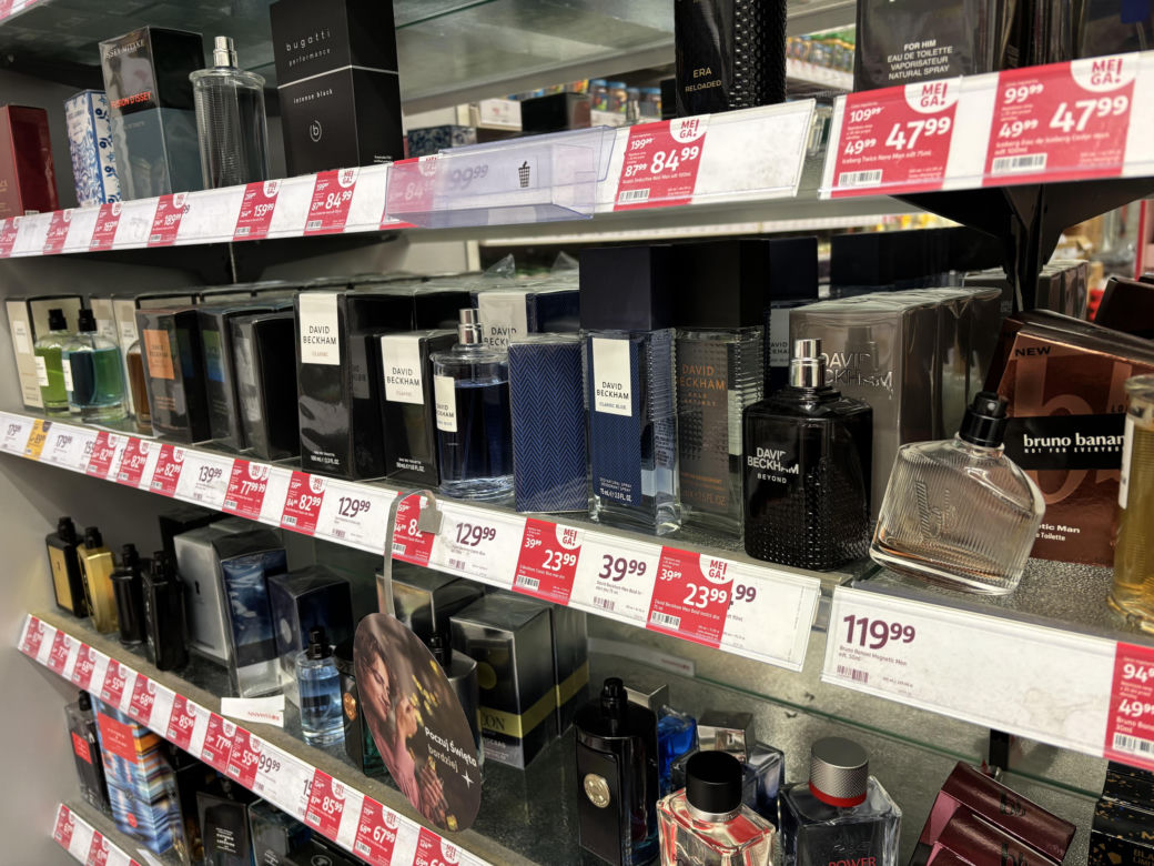 Wyprzedaż perfum w Rossmannie