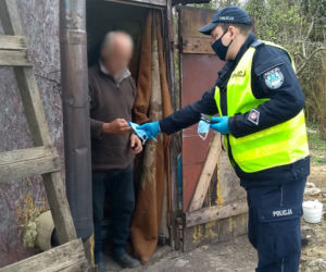 Bezdomni zostali obdarowani przez policjantów. Otrzymali maseczki ochronne