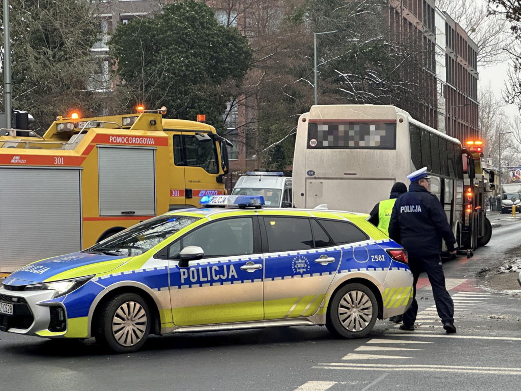 Czołowe zderzenie autokaru i autobusu miejskiego. Kabiny zmiażdżone, kierowcy w szpitalu