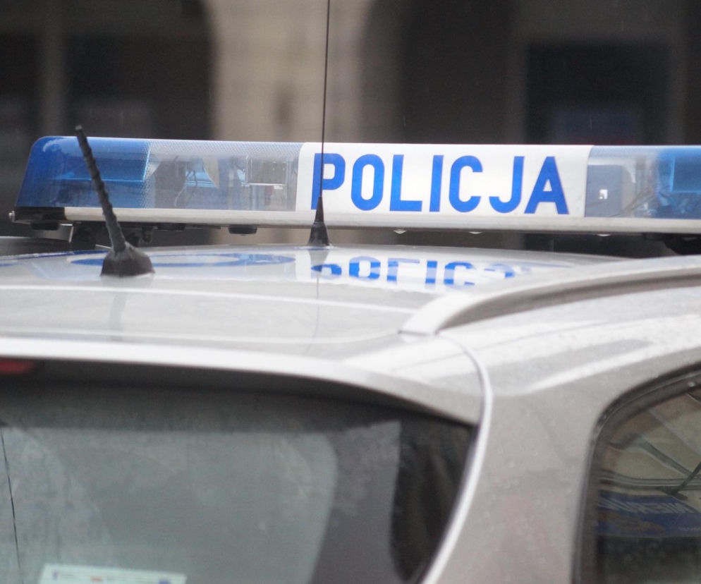 Dach radiowozu z napisem Policja i niebieskim kogutem. O zabójstwie w Inowrocławiu przeczytasz na SE.