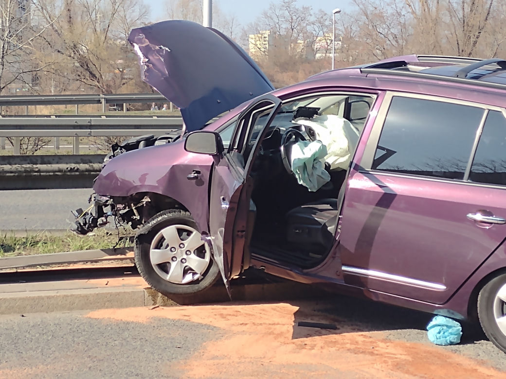 Auto zawisło na barierkach. Groźny wypadek na trasie Siekierkowskiej