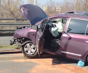 Auto zawisło na barierkach. Groźny wypadek na trasie Siekierkowskiej