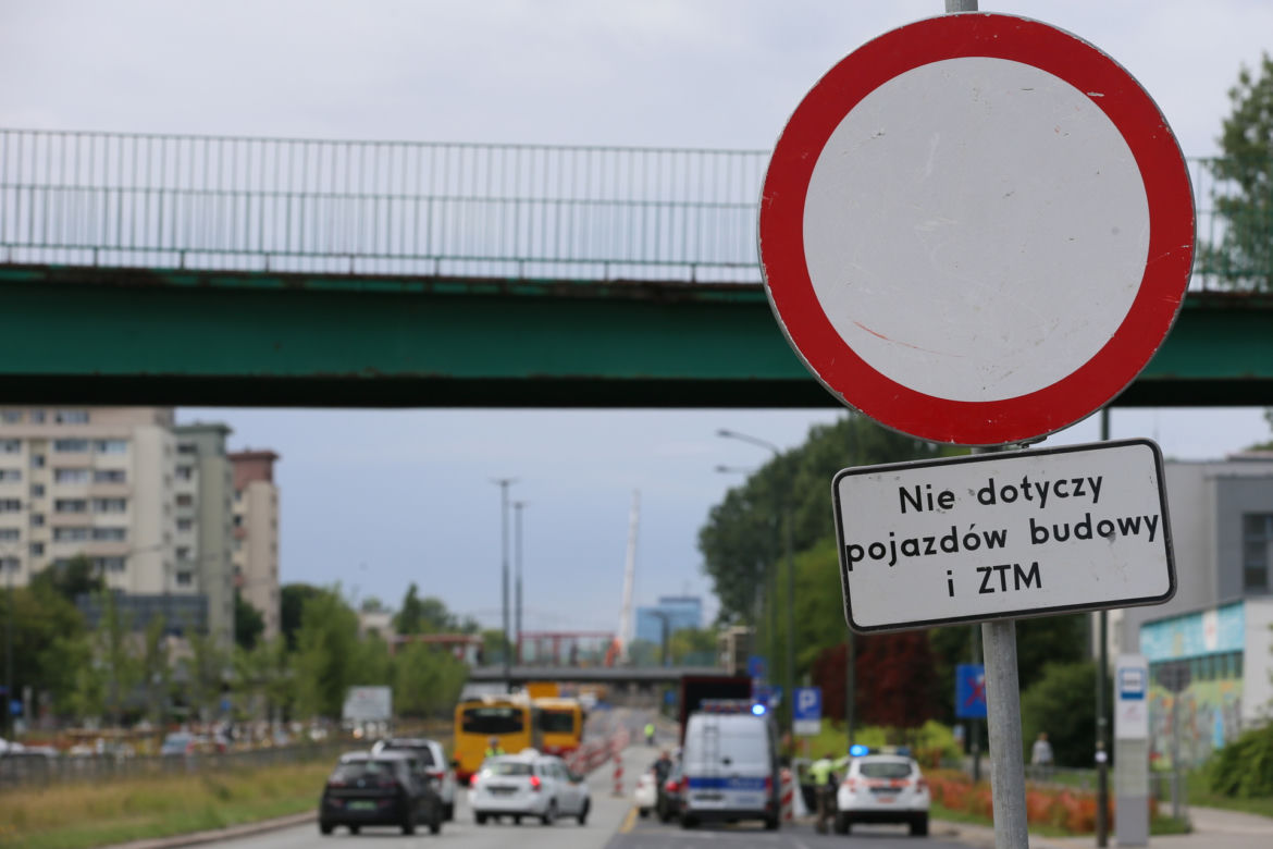 Drogowcy ustawili znak, który ignorują kierowcy. Policjanci mają mandatowe żniwa