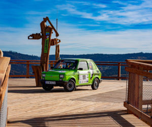 Na najpiękniejszej wieży widokowej w Śląskiem zaparkował... Maluch. Jak się tam znalazł?