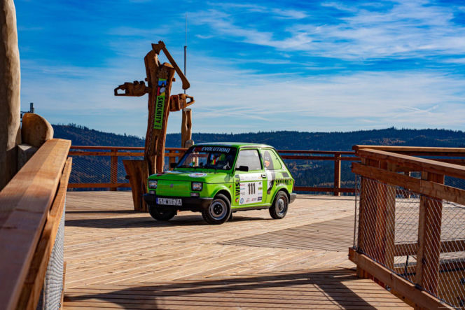 Na najpiękniejszej wieży widokowej w Śląskiem zaparkował... Maluch. Jak się tam znalazł?