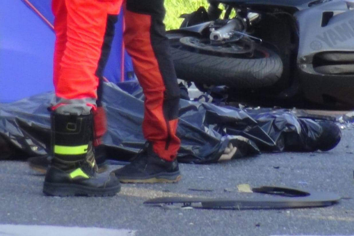 Tragiczny wypadek na warszawskich Włochach. Pomimo reanimacji motocyklista zginął na miejscu